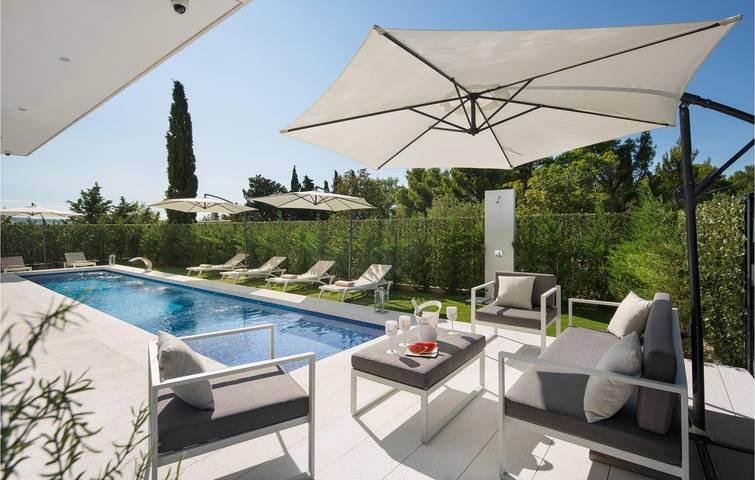 Ferienhaus für 8 Personen, mit Terrasse und Pool sowie Garten in Starigrad Paklenica - 3