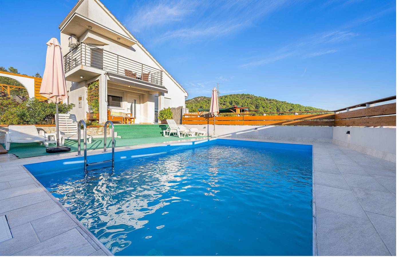 Ferienhaus für 8 Personen mit Terrasse in Bilice, Šibenik-Knin