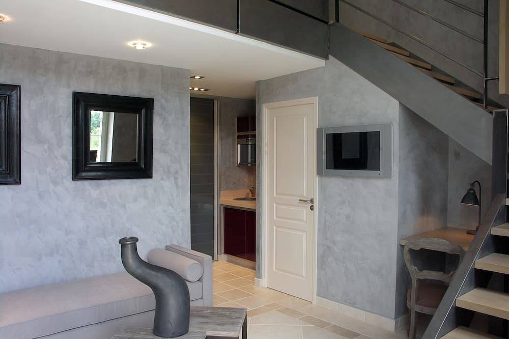 Studio de charme situé au cœur d'un domaine arboré de 70 hectares in Boffres, Région de Tournon-sur-Rhône