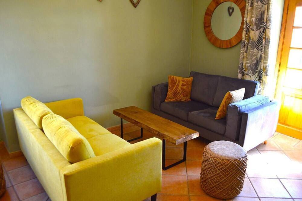 Apartamento entero, Single room with a single bed and en-suite bathroom. The window looks out onto the patio area in Vilaflor de Chasna, Tenerife Sur