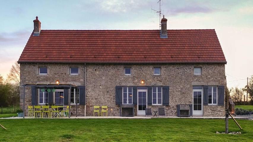 Location de vacances pour 12 personnes, avec jardin à Charbonnat