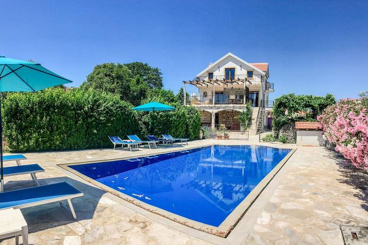 Villa für 8 Personen, mit Terrasse und Garten sowie Pool