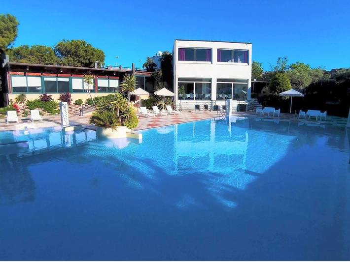 Appartamento per 3 persone, con Balcone e Terrazza nonché Giardino e Piscina a Montemarciano