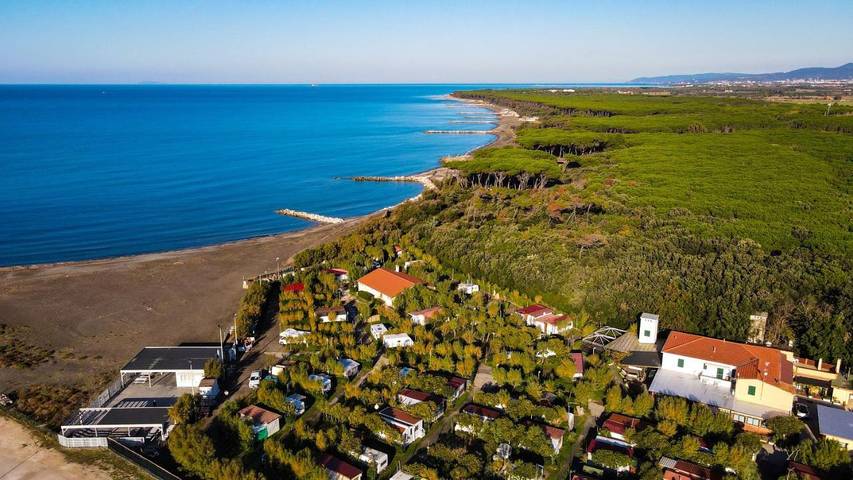 Camping per 6 persone, con Terrazza e Giardino nonché Piscina a Cecina