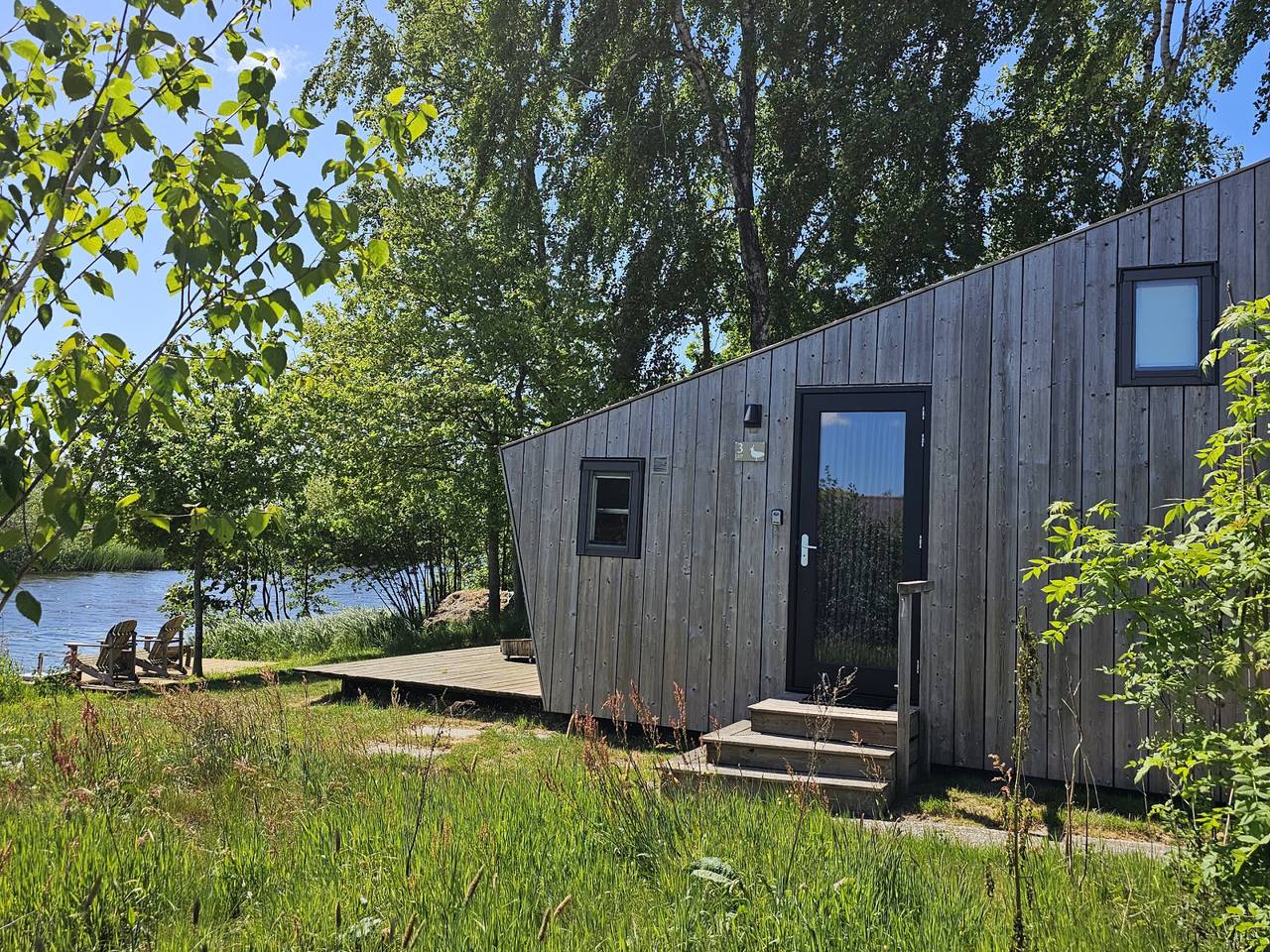 Cozy 2-person tiny house with water view and mooring in a park in the Frisian countryside in Mar del Norte Holanda