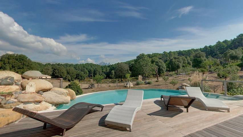 Location de vacances pour 4 personnes, avec Jardin et Piscine en Corse