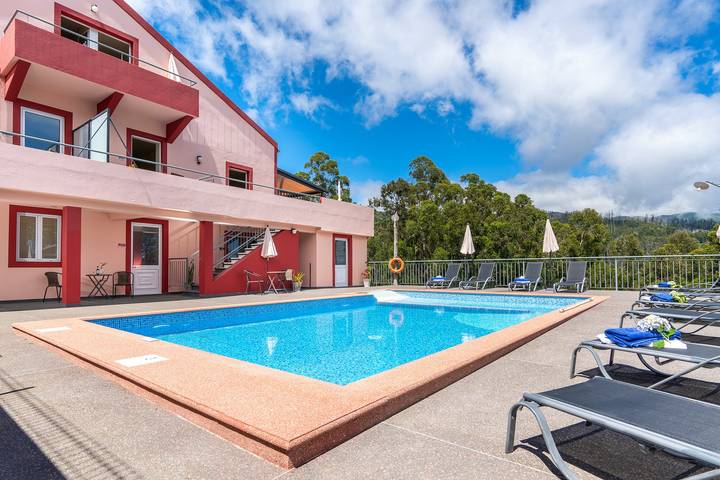 Casa de férias para 18 pessoas, com Varanda/Terraço e Terraço e ainda Jardim and Piscina em Madeira