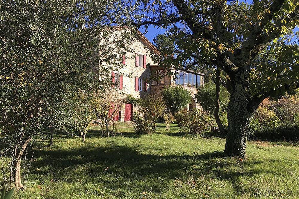 Appartement entier, La Grossille: a traditional Cévennes farmhouse. in Saint-Jean-du-Gard, Parc national des Cévennes