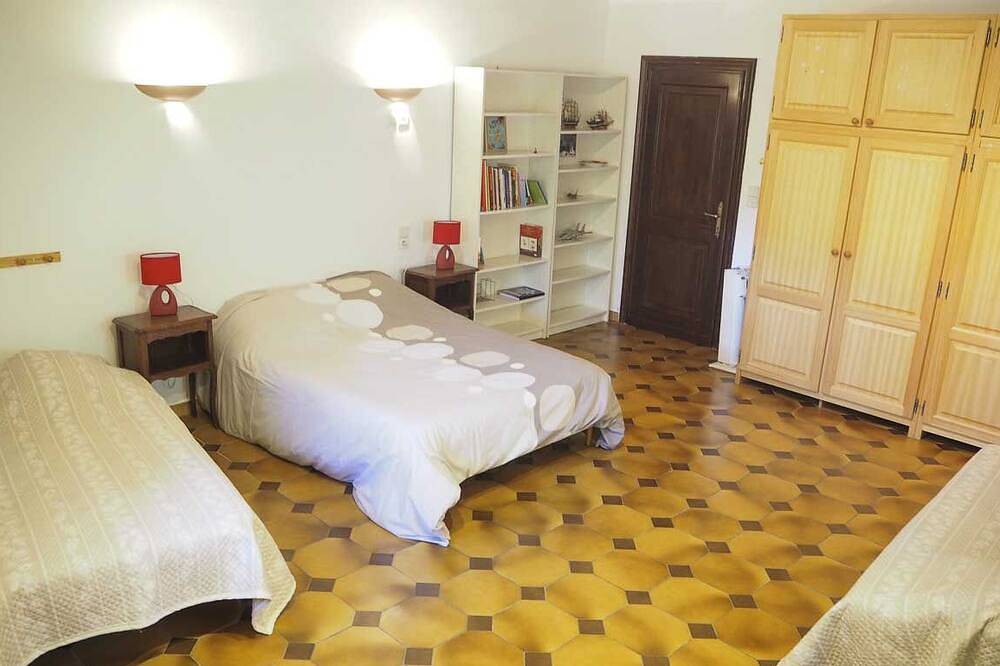 Le Castellas, sleeps 7, wooded grounds, private pool in Manosque, Regionaler Naturpark Luberon