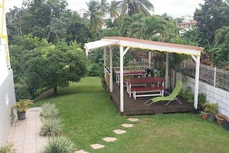 Chambre d’hôte pour 4 personnes, avec terrasse ainsi que jardin et vue à Petit-Bourg - 2