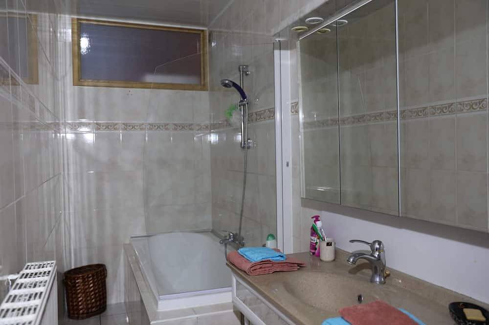 Entire apartment, Apartment near Basel / Mulhouse Airport in Saint-Louis, Mulhouse region