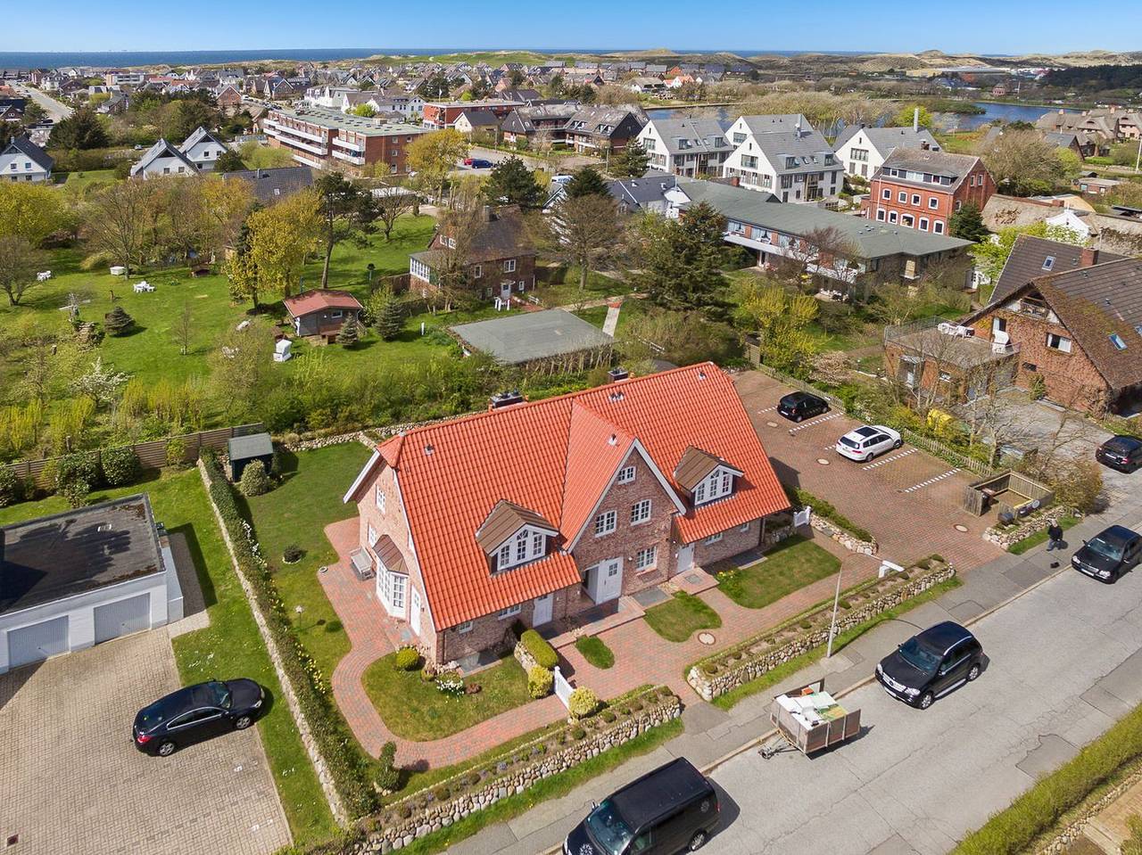Ganze Wohnung, Eck-Appartement mit kleinem Gärtchen im Erd- und Untergeschoss in Wenningstedt, Sylt