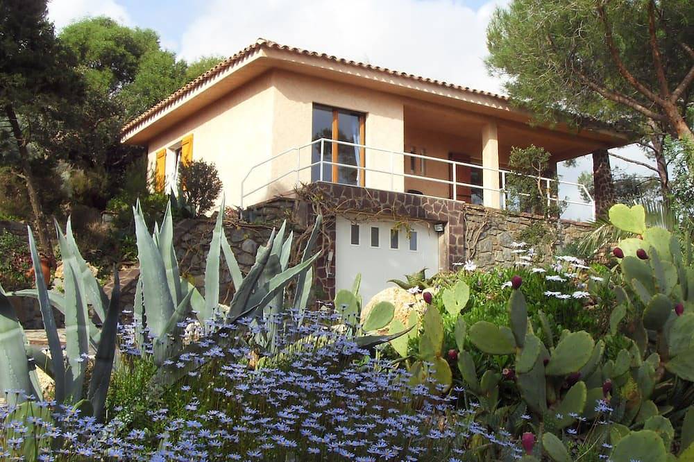 Villa lumineuse sécuriséee en haut d'un beau jardin, belle vue mer, proche plage in Pampelonne, Ramatuelle