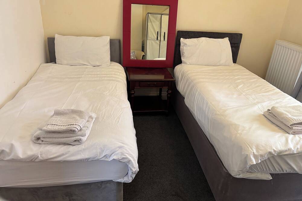 Privates Schlafzimmer - Erdgeschoss, Begrenztes Parken / Wifi in Greater Manchester