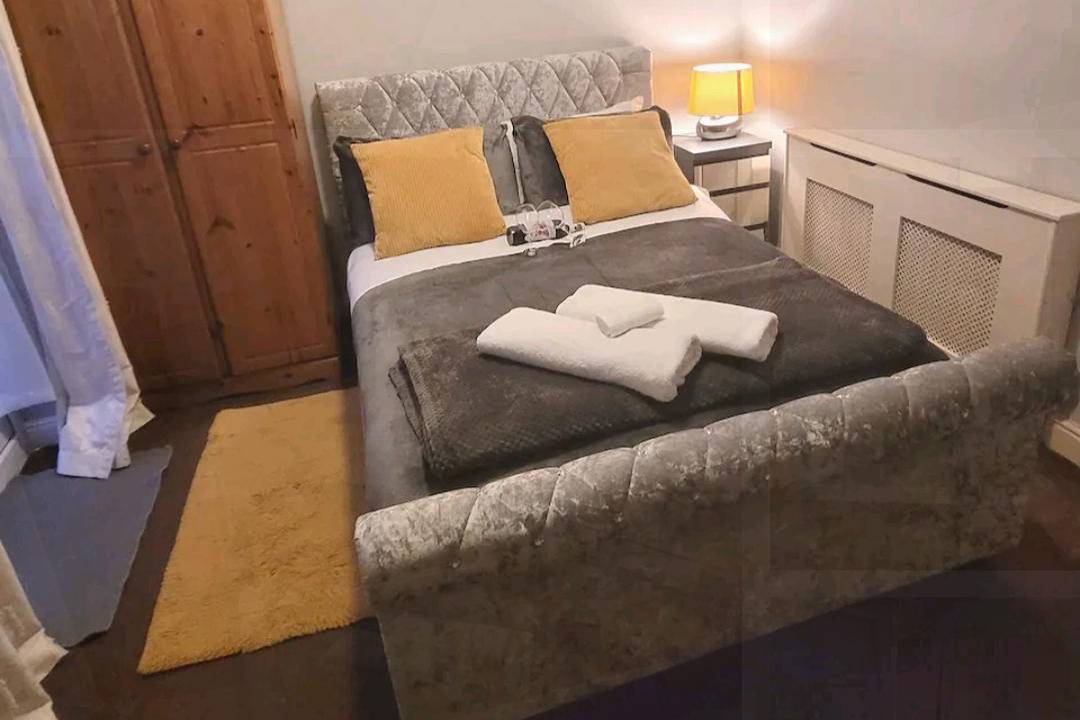 Entire holiday apartment, 2-Bed Apartment, Sleeps 4,On-site parking in Manchester, Greater Manchester