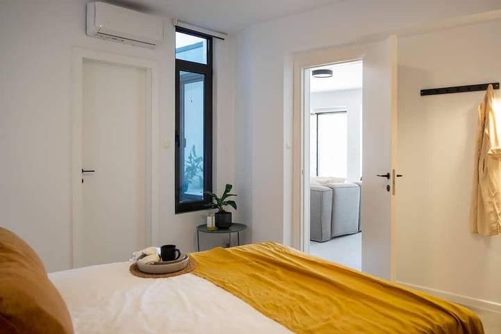 Seafront villa with private beach 1hr from Athens in Chalkida, Euböa