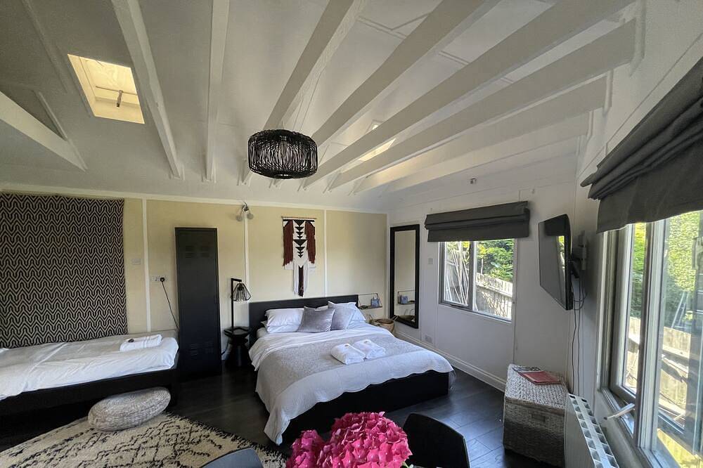 Secluded Lodge at the top of the garden. Free Parking, Dog Friendly £20 per pet in Brighton, Sussex