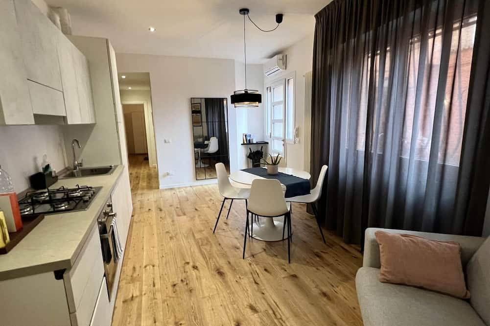 Ganze Wohnung, Guesthost - Roomy apartment of 50 sqm located on the ground floor (steps to access), can accommodate up to 4 people.The accommodation is located near the city center of Mantua, in just 15 minutes walk you can reach all the main attractions and the area i in Mantua, Mantua Provinz