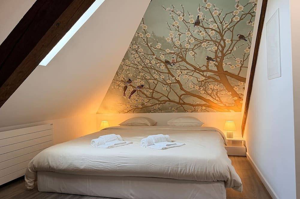 Appartamento intero, Cosy attic studio for two — quiet Wipkingen, tram nearby in Zürich 37 Wipkingen, Zurigo