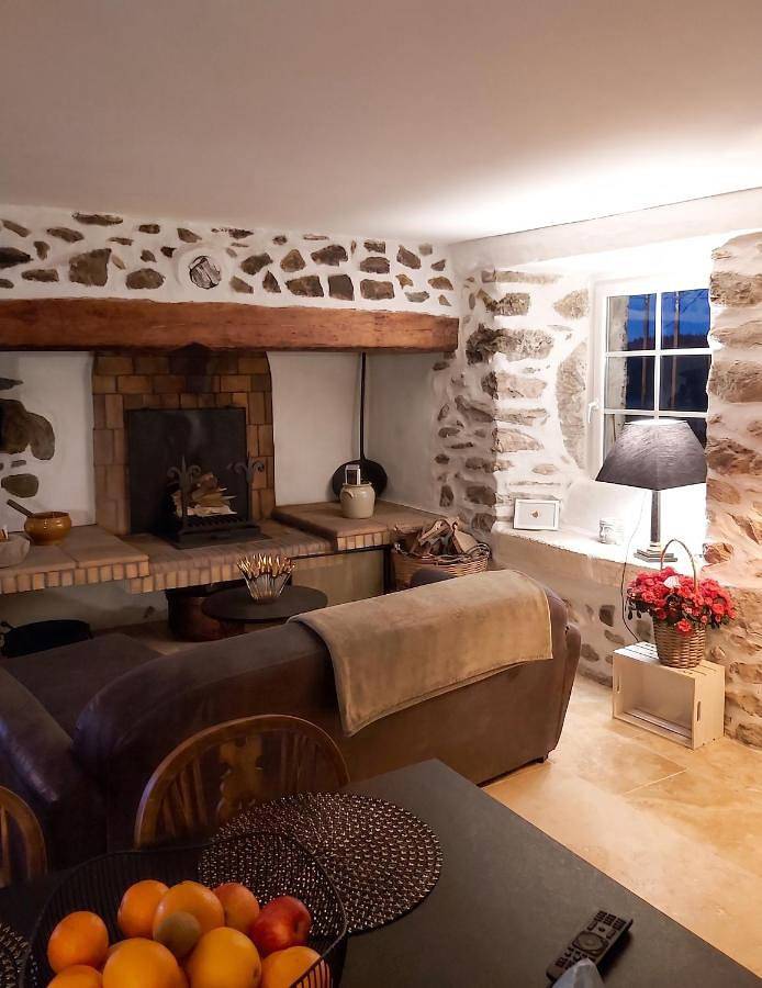 Maison charmante à Lanarce avec vue sur la montagne, jacuzzi. in Lanarce, Ardèche