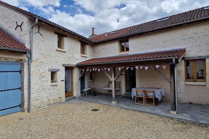 Location de vacances pour 4 personnes, avec piscine et jardin à Chaveignes