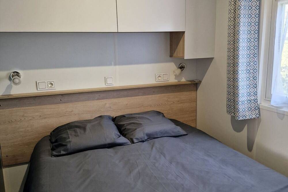 Mobile home for 2 people in a 3-star campsite with indoor swimming pool in Sallertaine, Vendée