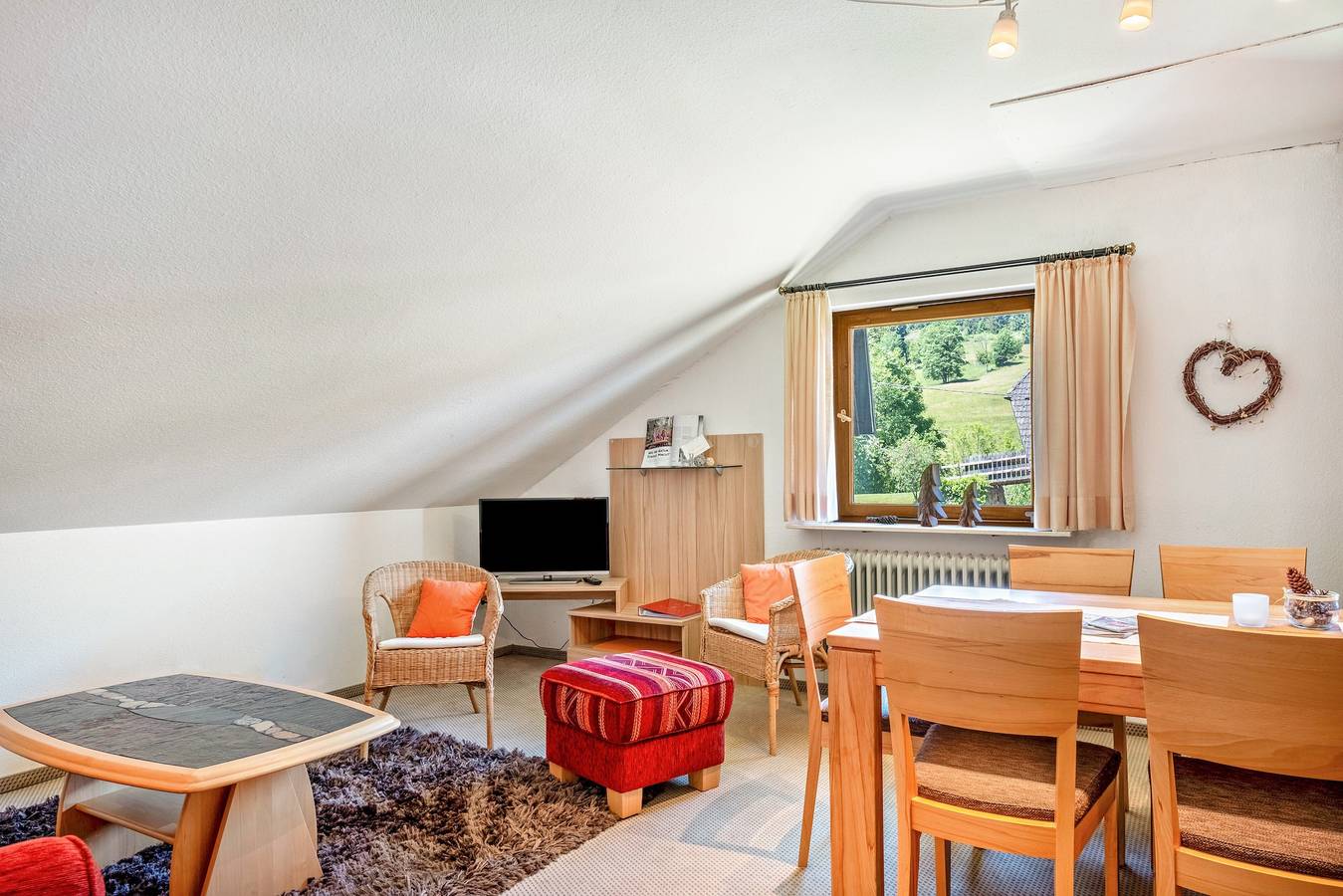 Ganze Wohnung, Ferienwohnung 'Dahlie, 90qm' mit Bergblick, Gemeinschaftsgarten und Wi-Fi in Altglashütten (Feldberg), Feldberg