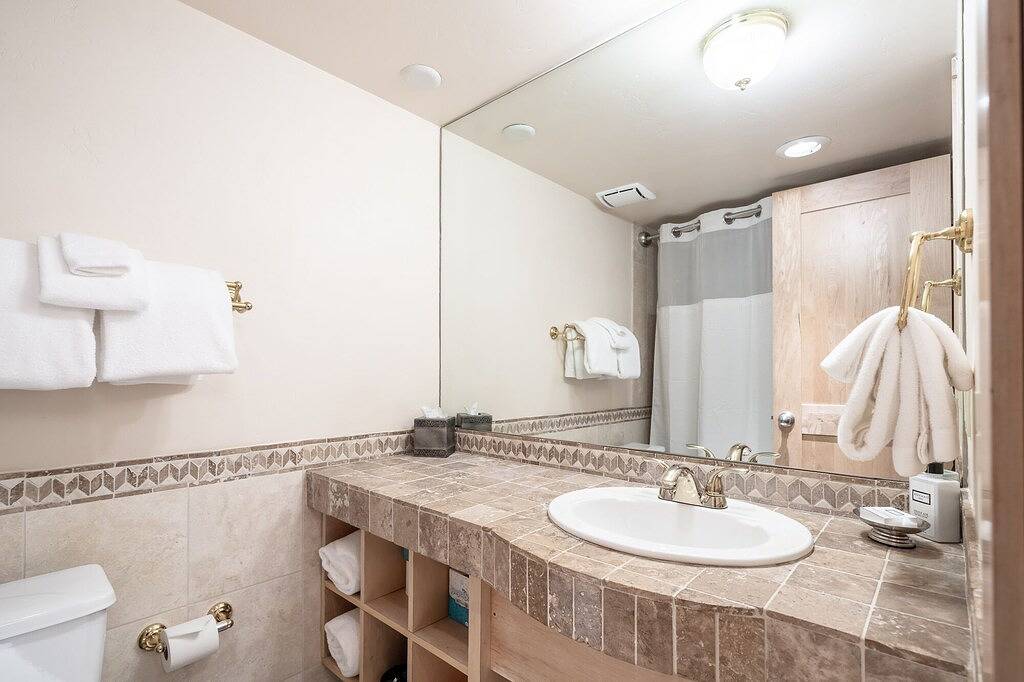 Ganze Wohnung, Snow Cabin Condo steps away from Vail Village and Gondola, Hot tubs + Sauna access in Vail Ski Resort, Vail