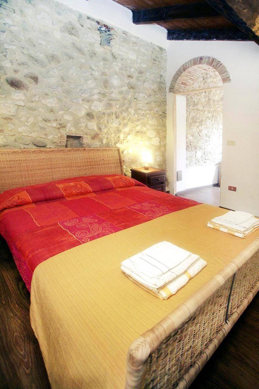 Entire holiday apartment, Wohnung im Grünen des Berges und des Sees, in einem charakteristischen mittelalterlichen Dorf, 80 km in Pescorocchiano, Rieti Province
