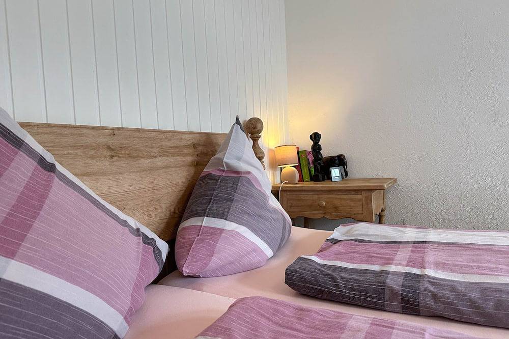Ganze Wohnung, Erdgeschosswohnung mit Luxusbett und Terrasse in Meisburg, Vulkaneifel