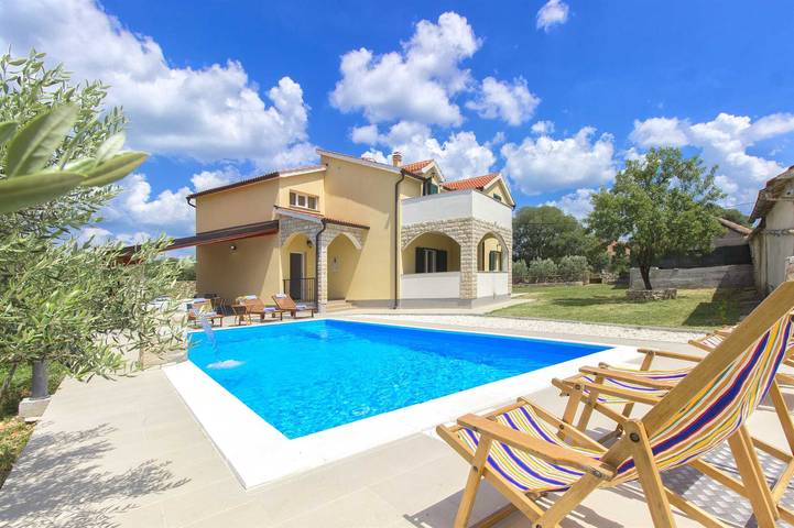 Villa für 8 Personen, mit Pool und Balkon - 1