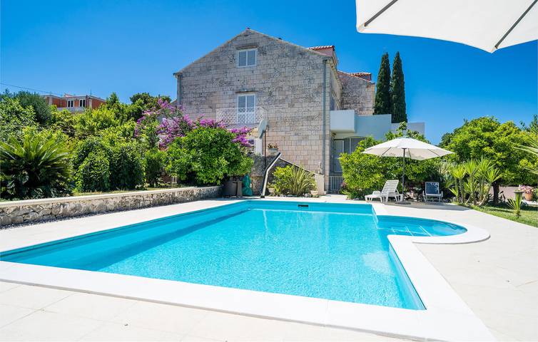 Ganze Ferienwohnung, Charmante Ferienwohnung mit Pool, Terrasse und WLAN, 1,5 km vom Strand entfernt in Zaton, Grad Dubrovnik