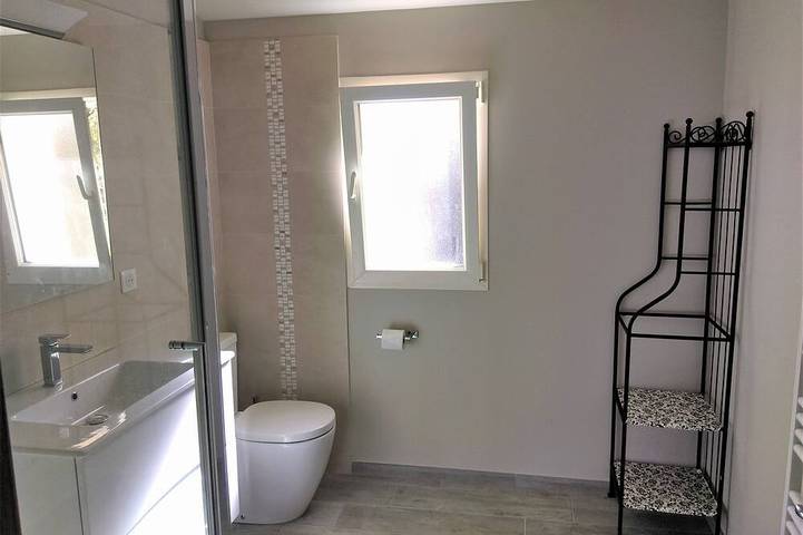 Location de vacances pour 4 personnes, avec piscine ainsi que balcon et jardin à Grambois - 2