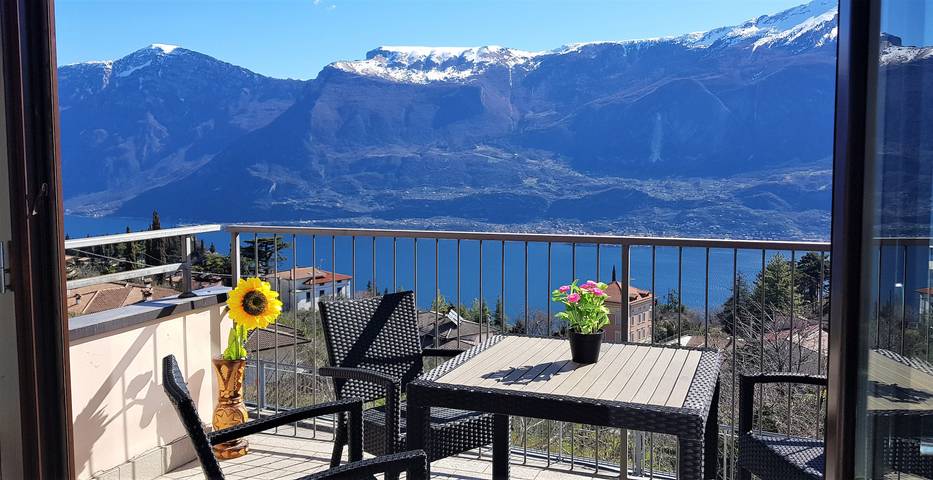 Location de vacances pour 4 personnes, avec vue sur le lac ainsi que jardin et piscine dans Pieve