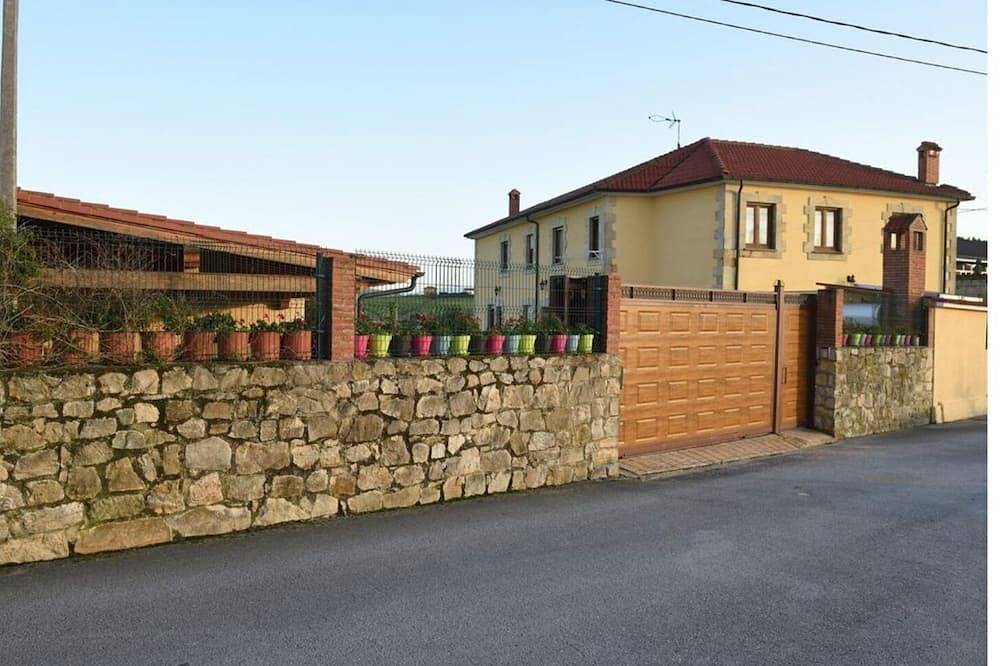 Entire apartment, Beachfront apartment with pool 200m and paddle tennis court in Mogro, Miengo