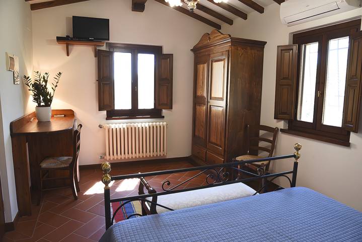 Room 'I Girasoli - Podere Del Griccia' with Shared Pool, Wi-Fi and Air Conditioning in Civitella in Val di Chiana, Chianti