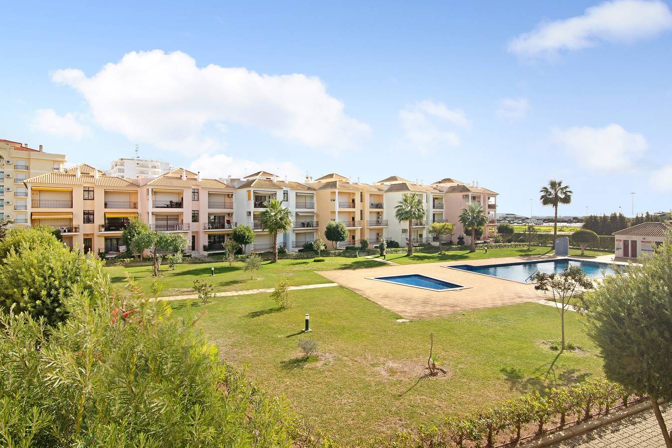 Apartamento entero, Apartamento "Columbus Beach" con vistas al mar, piscina compartida y Wi-Fi in Quarteira, Distrito de Faro