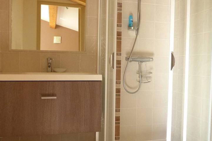 Schöne Villa klassifiziert 3 *, 60m², unabhängig, ruhig, bewaldet und geschlossenes Grundstück in Grasse, Mittelmeerküste (Frankreich)