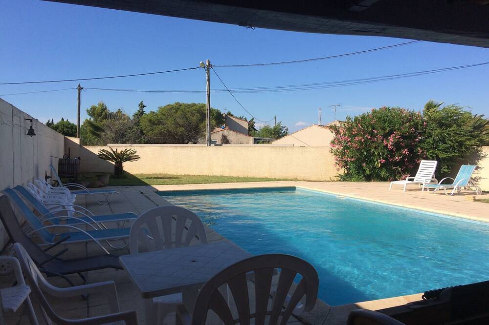 Appartement Bord de Piscine in Bessan, Côte d'Améthyste