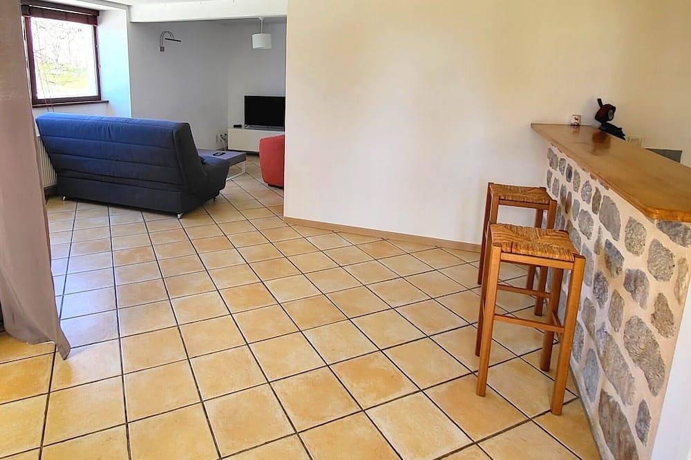 Appartement entier, Studio 4 personnes avec jardin privatif in Pradelles, Haute-Loire