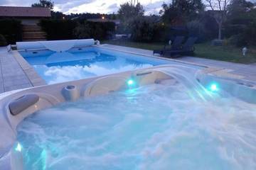 Location de vacances pour 10 personnes, avec terrasse et sauna ainsi que jardin et jacuzzi à Azur