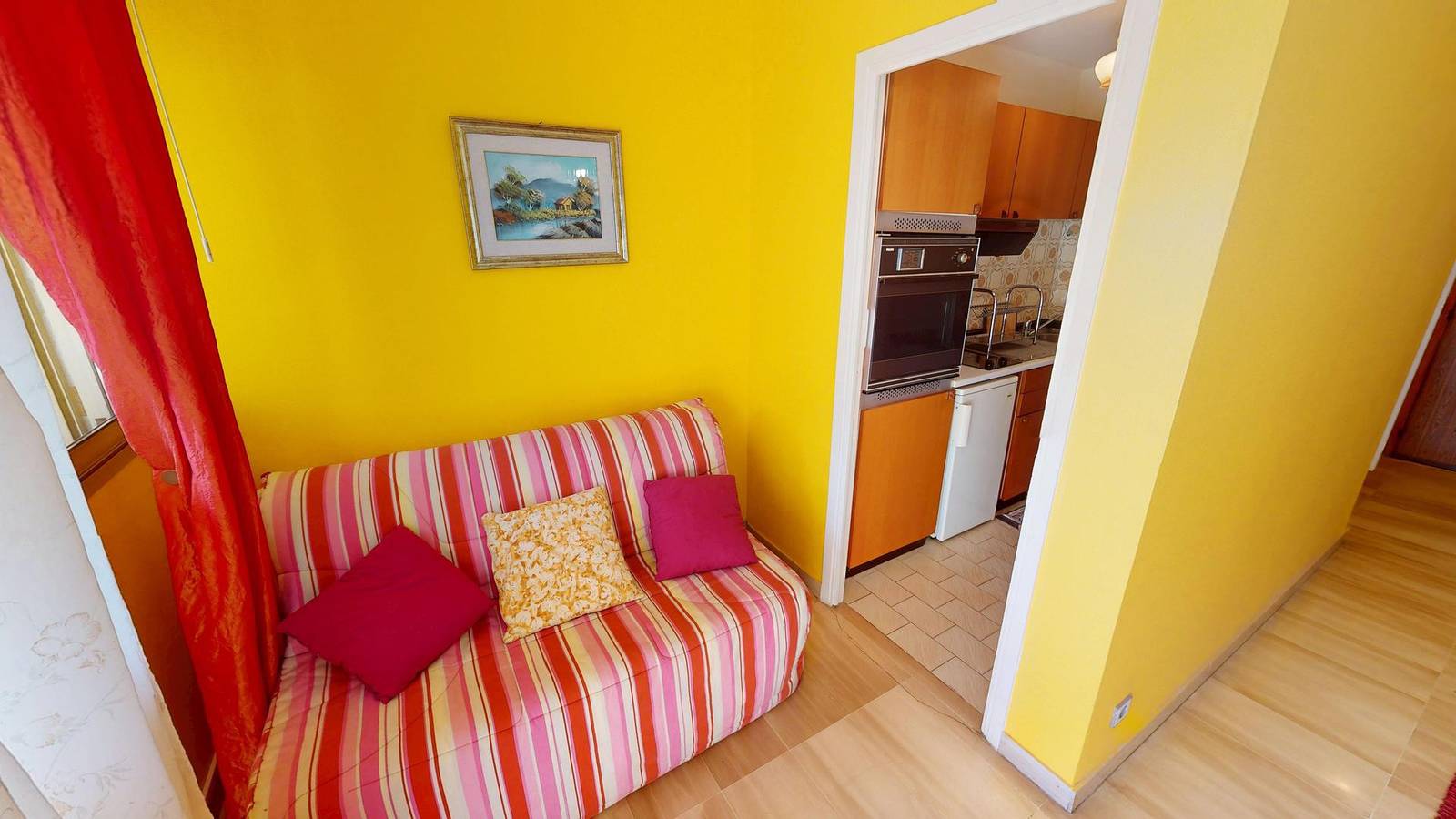 Entire studio, Pleasant studio with terrace and partial sea view in a residence with swimming pool in Menton, Nice region