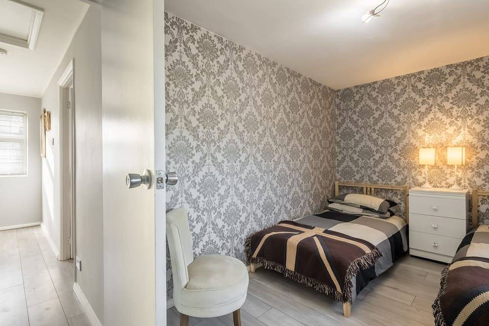Wetherne House w/Parking & Self Checkin near L&D Hospital, Cul De Sac in Luton, Chiltern Hills