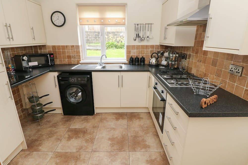 Highmead, pet friendly, character holiday cottage in Burry Port in Burry Port, Carmarthenshire
