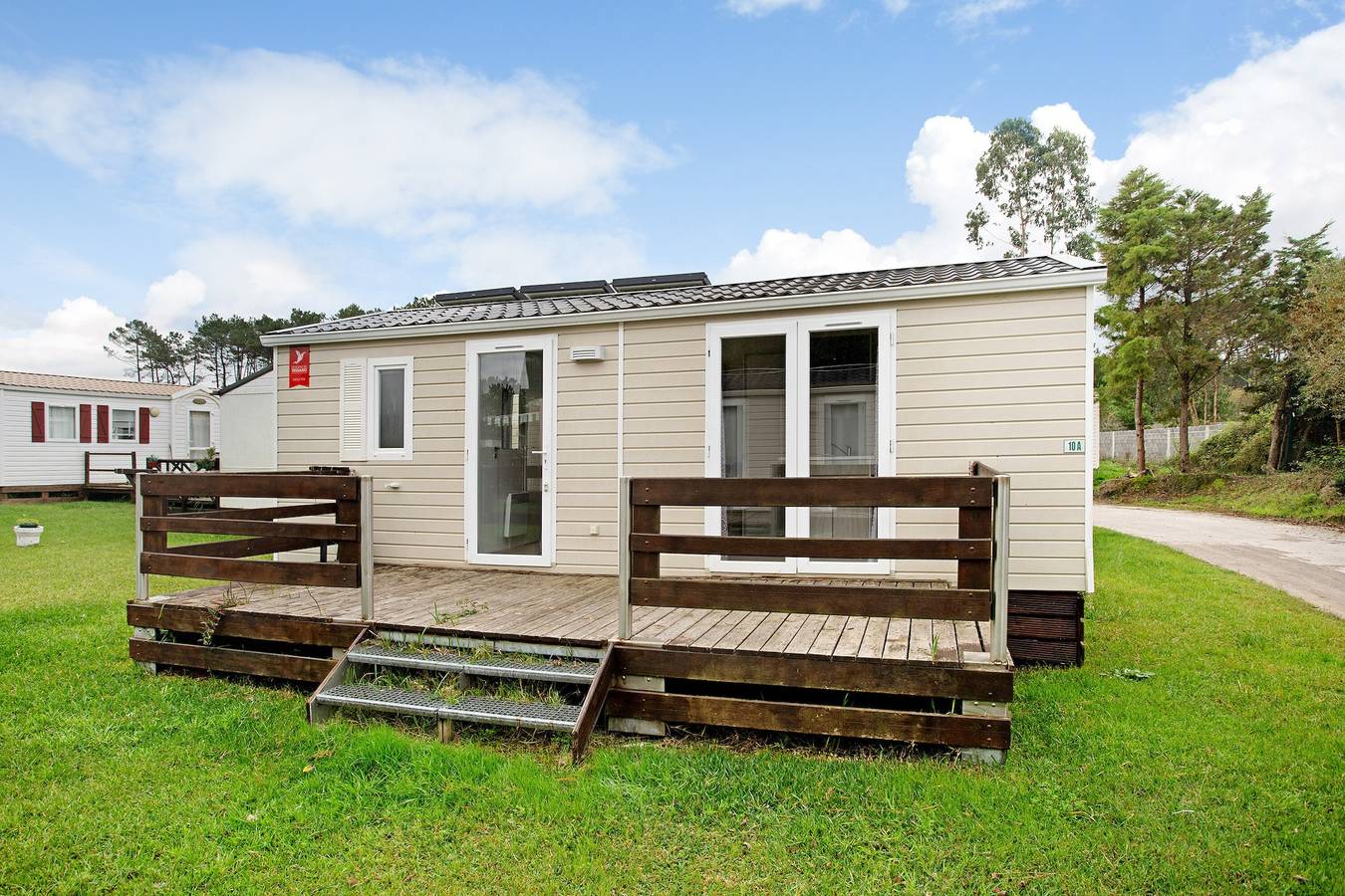 Chalet 'Bungalow T2 I I- 15 Min. von Nazaré' mit Gemeinschaftspool und privater Terrasse in Leiria District