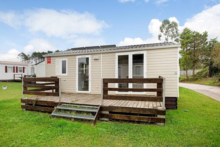 Chalet 'Bungalow T2 I I- 15 Min From Nazaré' with Shared Pool, Private Terrace and Air Conditioning in Leiria District