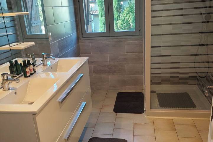 Ganze Wohnung, Geräumige Wohnung in ruhiger Nachbarschaft in Tavel in Tavel, Nimes und Umgebung