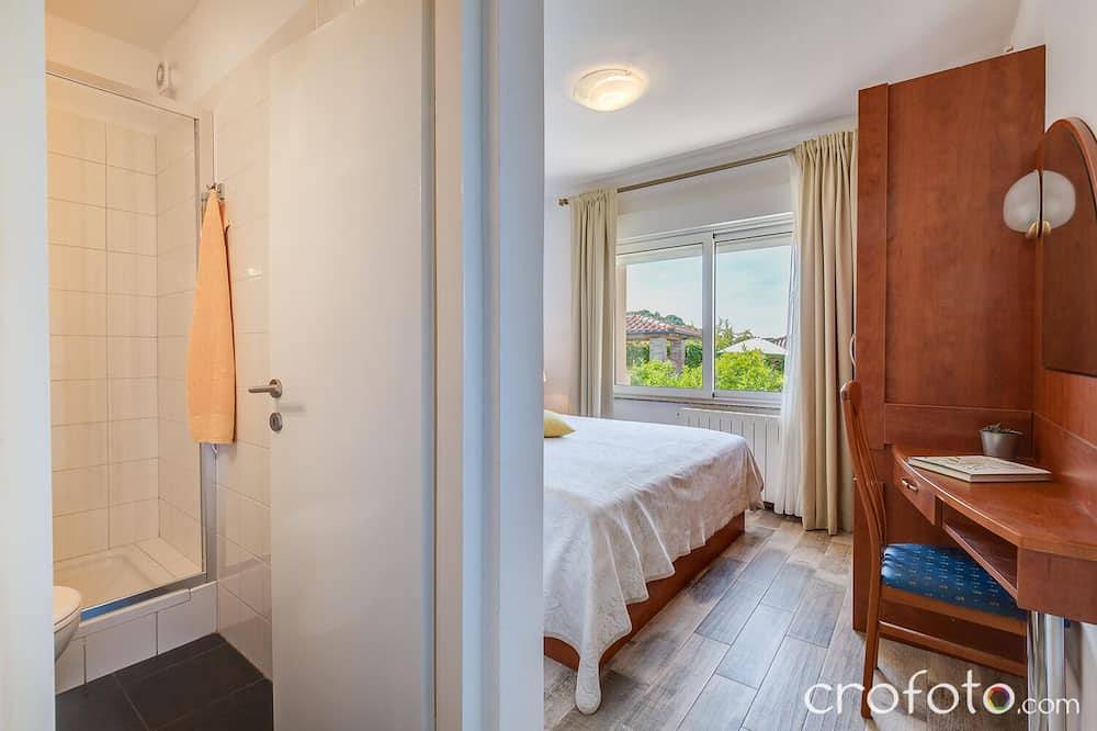 Appartamento intero, Bella Casa Nel Verde Con Piscina Esterna & Barbecue in Rab città, Rab