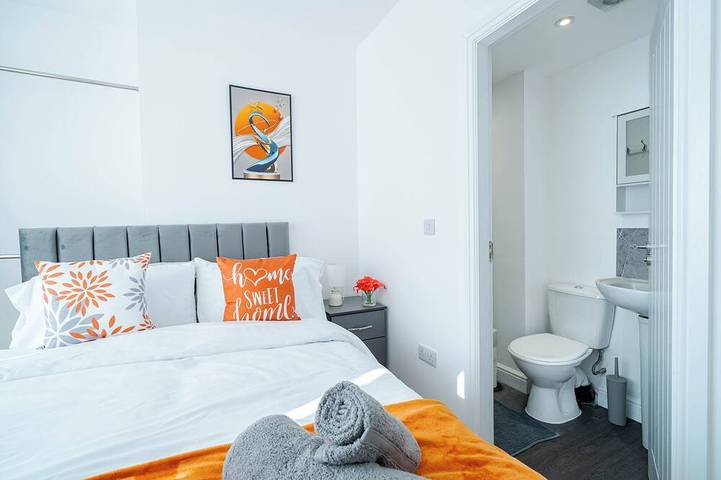 4 bed 3 bath | 5 Beds | Wigan Home | Long Stays Welcome | WiFi | Free Parking in Wigan, Grand Manchester