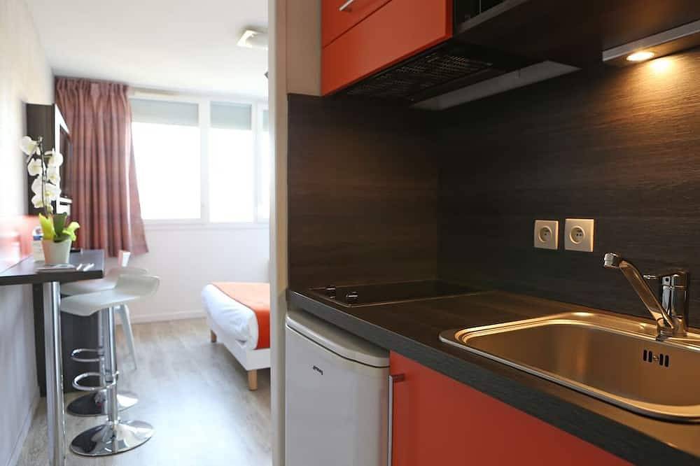 Homey Studio: Paid Breakfast & Metro Nearby - Enjoy Parisian Trip! in Chevilly-Larue, Valle del Marne